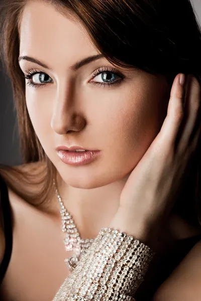 Elegante mulher elegante com jóias de prata — Fotografia de Stock
