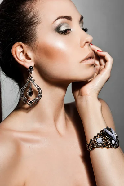 Elegante donna alla moda con gioielli in argento — Foto Stock