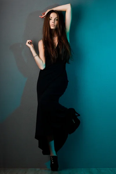 Elegantní módní žena v černých šatech — Stock fotografie