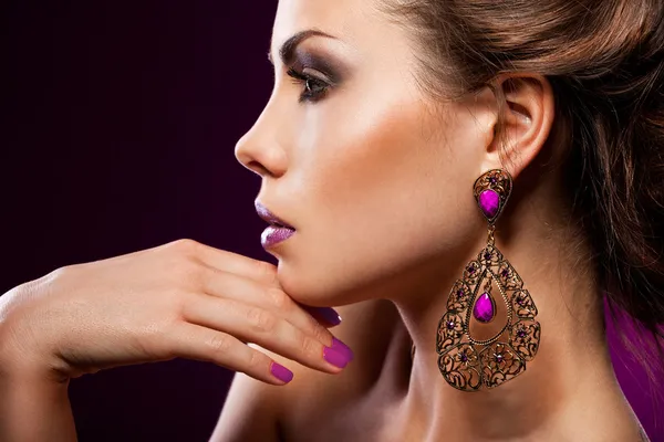 紫の宝石類とエレガントなファッショナブルな女性 — ストック写真