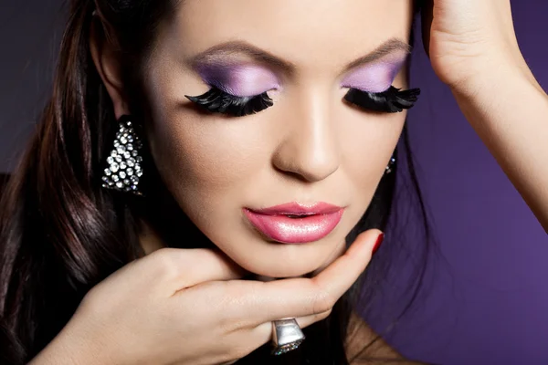 Elegante modische Frau mit violettem Gesicht — Stockfoto