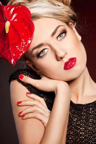 Elegant fashionabla kvinna med blomma — Stockfoto