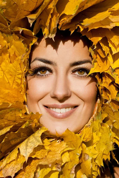 Γυναίκα με κίτρινα φύλλα το φθινόπωρο — Φωτογραφία Αρχείου