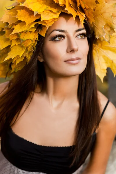 Frau mit gelben Blättern im Herbst — Stockfoto