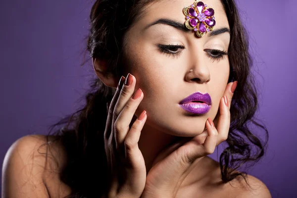 Elegante donna alla moda con labbra viola — Foto Stock