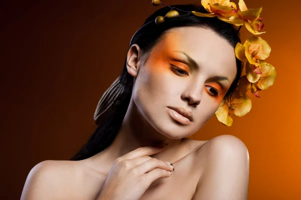 Orkide olan şık moda kadın — Stok fotoğraf