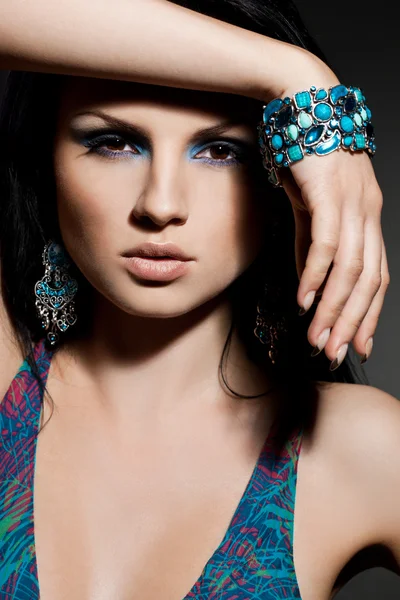 Elegante modieuze vrouw met sieraden — Stockfoto