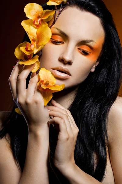 Elegante mujer de moda con orquídea — Foto de Stock