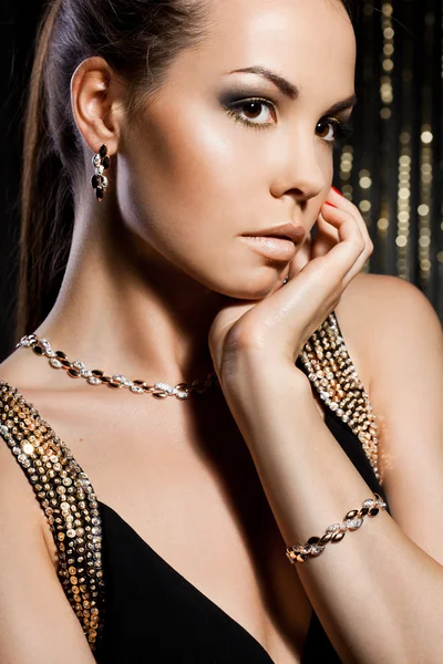 Élégante femme à la mode avec des bijoux en or — Photo