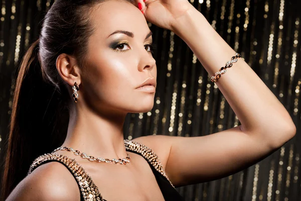 Elegante modieuze vrouw met gouden sieraden — Stockfoto