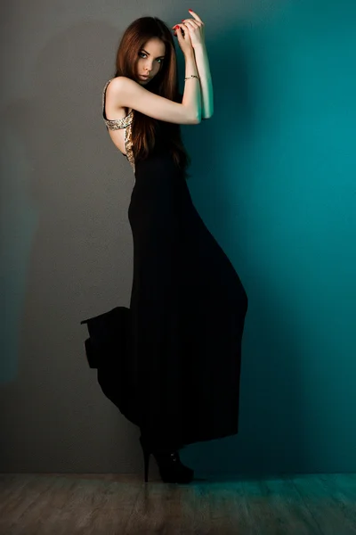 Siyah elbiseli şık moda kadın — Stok fotoğraf