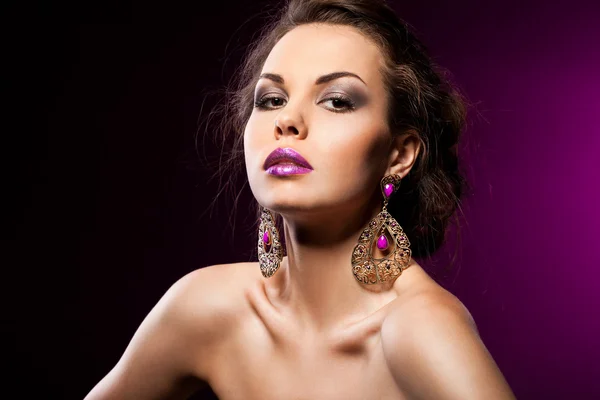 Elegante modieuze vrouw met violet sieraden — Stockfoto