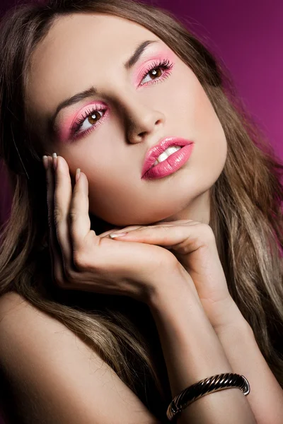 Fashionable woman on pink background — Stockfoto