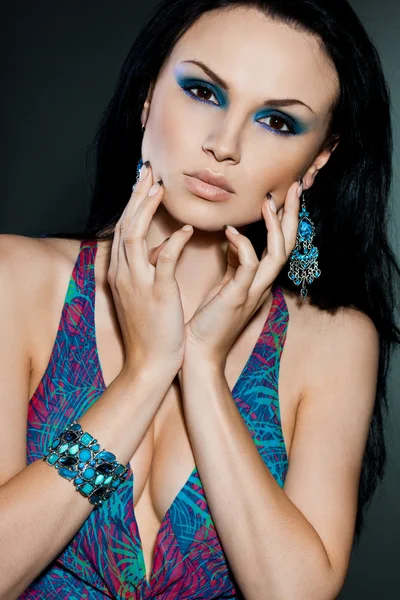 Elegante modieuze vrouw met sieraden — Stockfoto