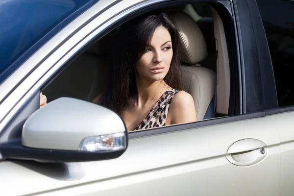 차에서 아름 다운 여자 — 스톡 사진