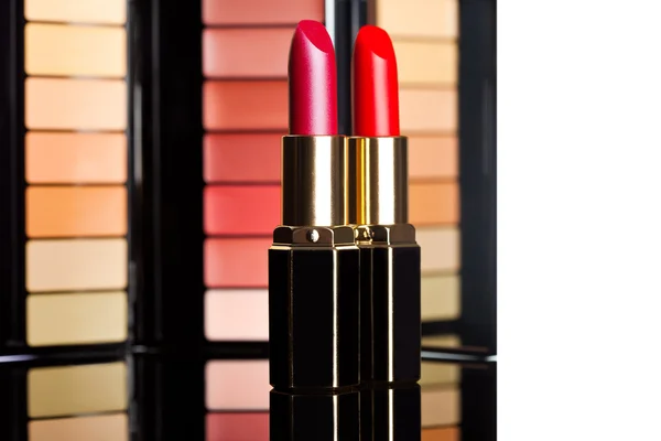 Rode lippenstift met gekleurde eyeshadows — Stockfoto
