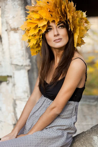 Mulher com folhas amarelas no outono — Fotografia de Stock