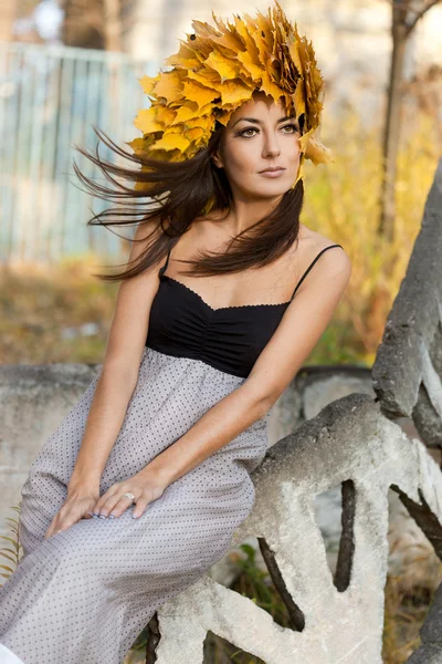 Žena s žlutými listy na podzim — Stock fotografie