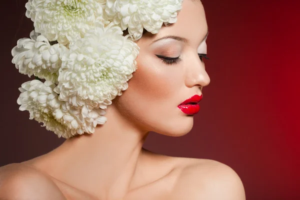 Retrato da bela mulher doce com flores — Fotografia de Stock