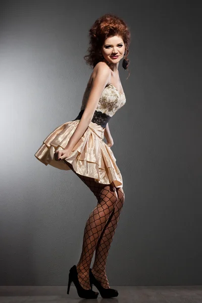 Elegante modieuze vrouw in mooie jurk — Stockfoto