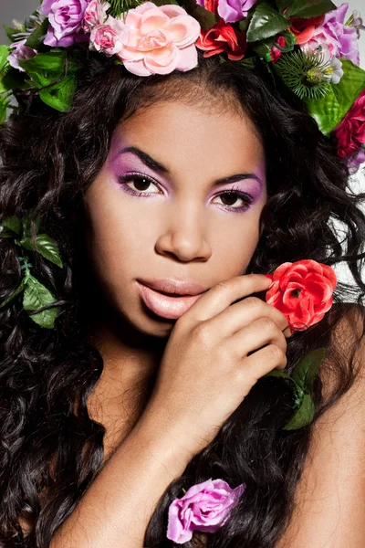 Elegant mulatt tjej med diadem med blommor — Stockfoto