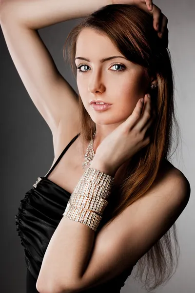 Elegante mujer de moda con joyas de plata —  Fotos de Stock