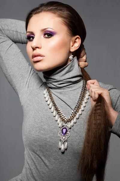 Elegante modieuze vrouw met violet visage — Stockfoto
