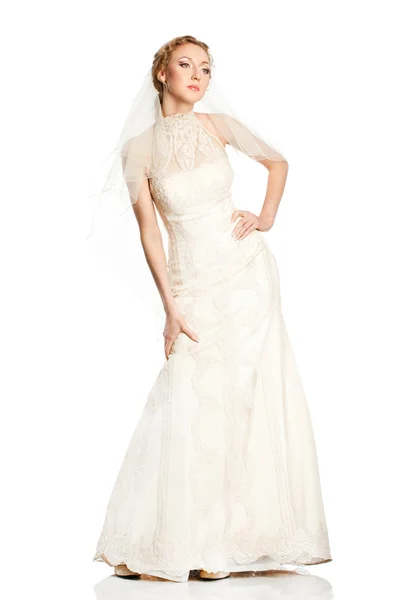 Braut im schönen weißen Kleid — Stockfoto