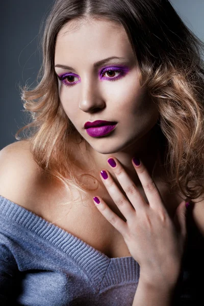 Elegante mujer de moda con rostro violeta — Foto de Stock