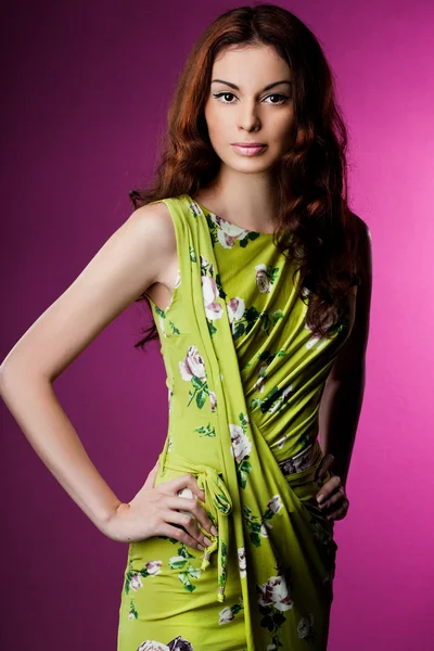 Vacker fashionabla kvinna i gröna kläder — Stockfoto
