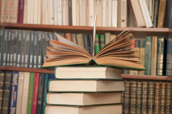 Stapel offener Bücher in der Bibliothek — Stockfoto