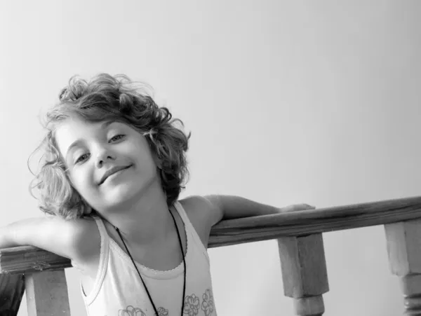 Meisje kind lacht in zwart-wit — Stockfoto