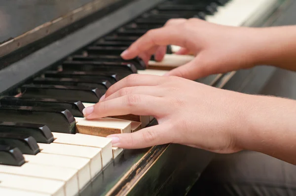 Hands playing music on the piano — Stock Photo, Image