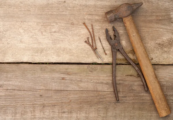 Инструмент против деревянной стены — стоковое фото
