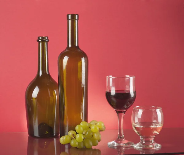 ガラスと赤ワインのボトル — Stock fotografie
