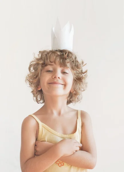 Menina alegre com uma coroa de papel — Fotografia de Stock