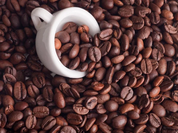 Λεύκανση φλυτζάνι με κόκκους καφέ — Φωτογραφία Αρχείου