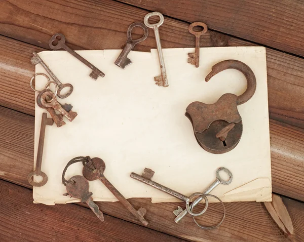 Papel velho e chaves — Fotografia de Stock