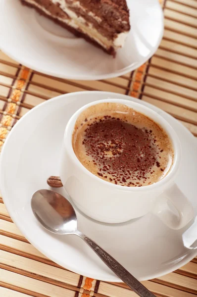 Крупный план белой чашки кофе и шоколадного торта — стоковое фото