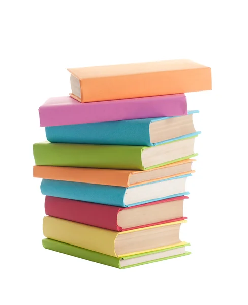 Закрытие стопки разноцветных книг — стоковое фото