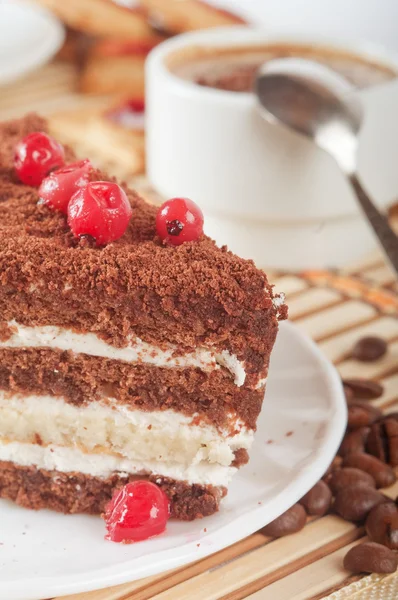 Nahaufnahme einer weißen Tasse Kaffee und Schokoladenkuchen — Stockfoto