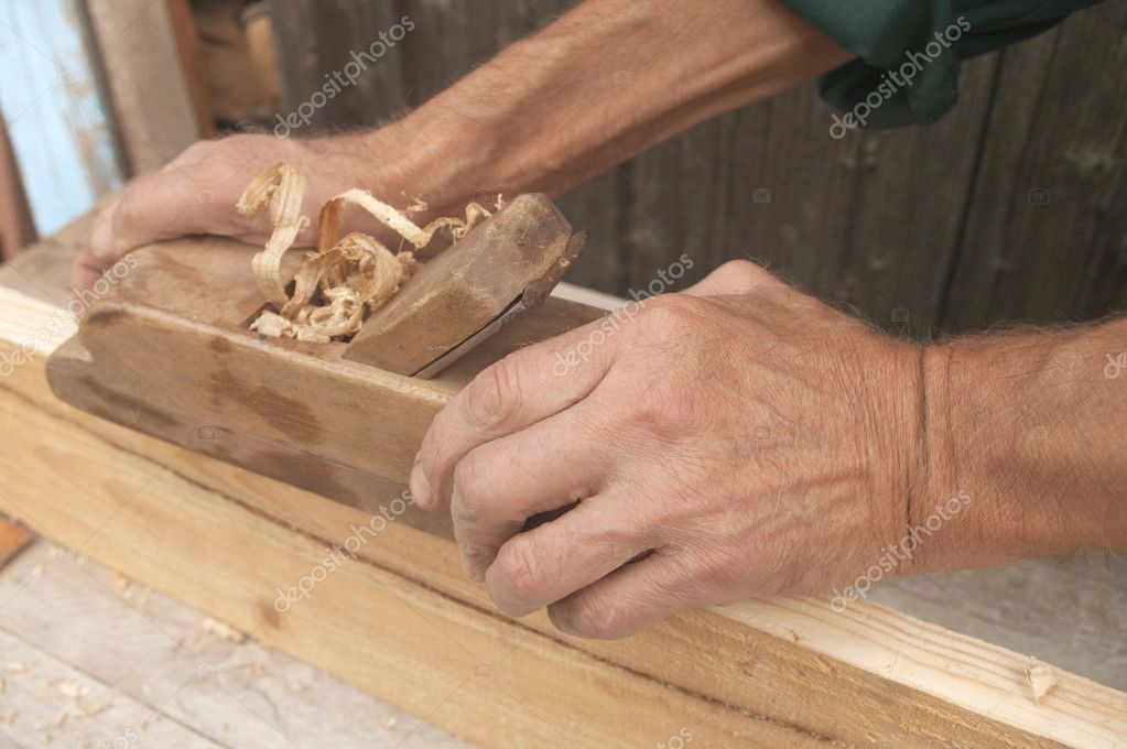 handen van een timmerman geschaafd hout — Stockfoto © aboikis 6983016