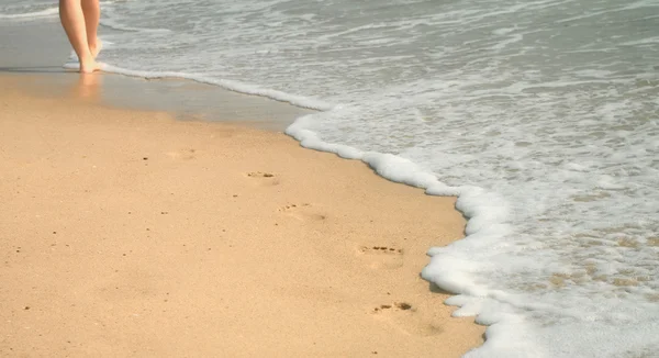 Mujer caminando en la playa — Foto de Stock