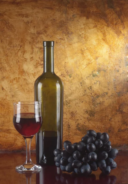 Glas Rotwein und Flasche — Stockfoto