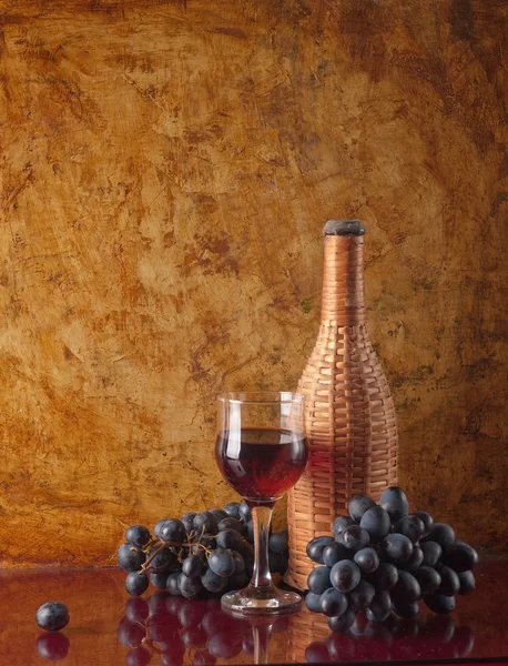 Bottiglia con vino rosso — Foto Stock