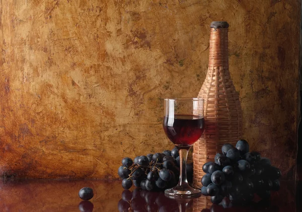 Botella con vino tinto — Foto de Stock