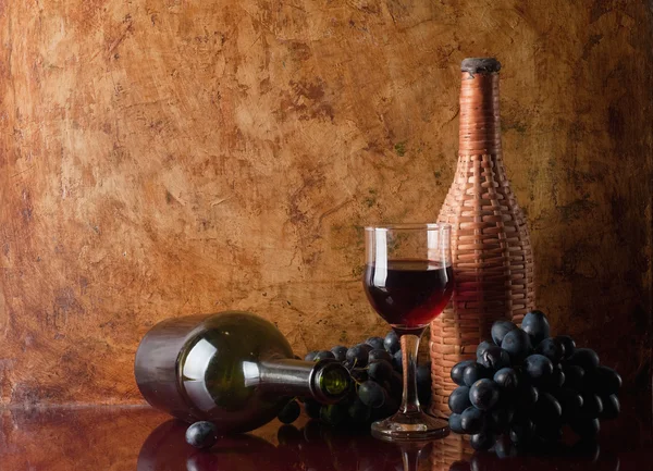 Copa de vino tinto y botella —  Fotos de Stock