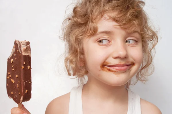 El niño come helado. —  Fotos de Stock
