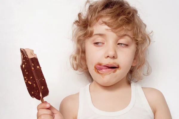 Kind isst Eis — Stockfoto