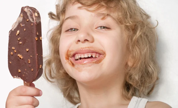Niño come hielo —  Fotos de Stock